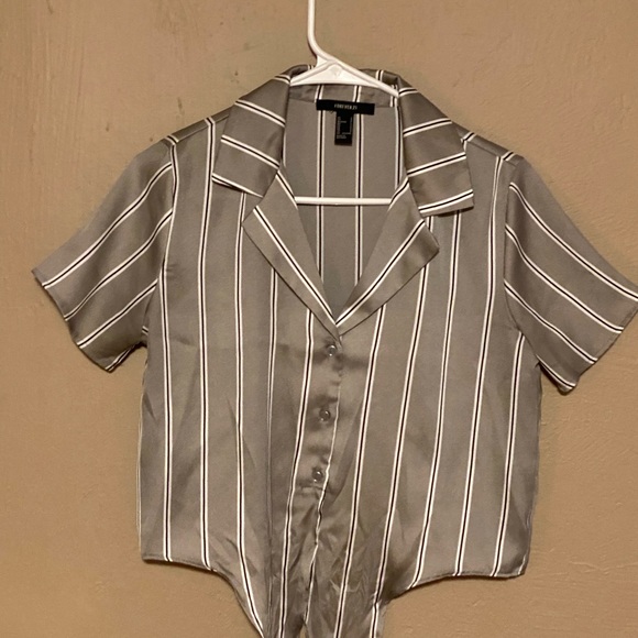 Cropped Collared Button-down Shirt - Picture 2 of 3